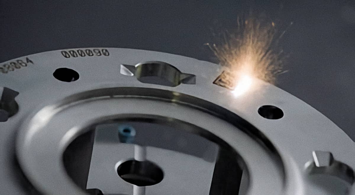 L'un des procédés de fabrication des outils spéciaux : le marquage laser, qui permet de d'inscrire des logos, noms de produit, numéros de série et autres informations sur un outil